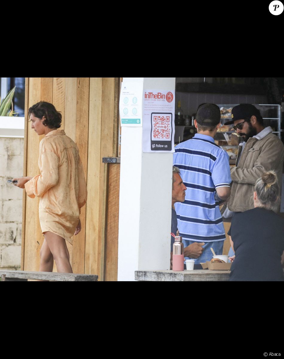 Zac Efron et Vanessa Valladares à Byron Bay, en Australie. Le 22 octobre 2020.