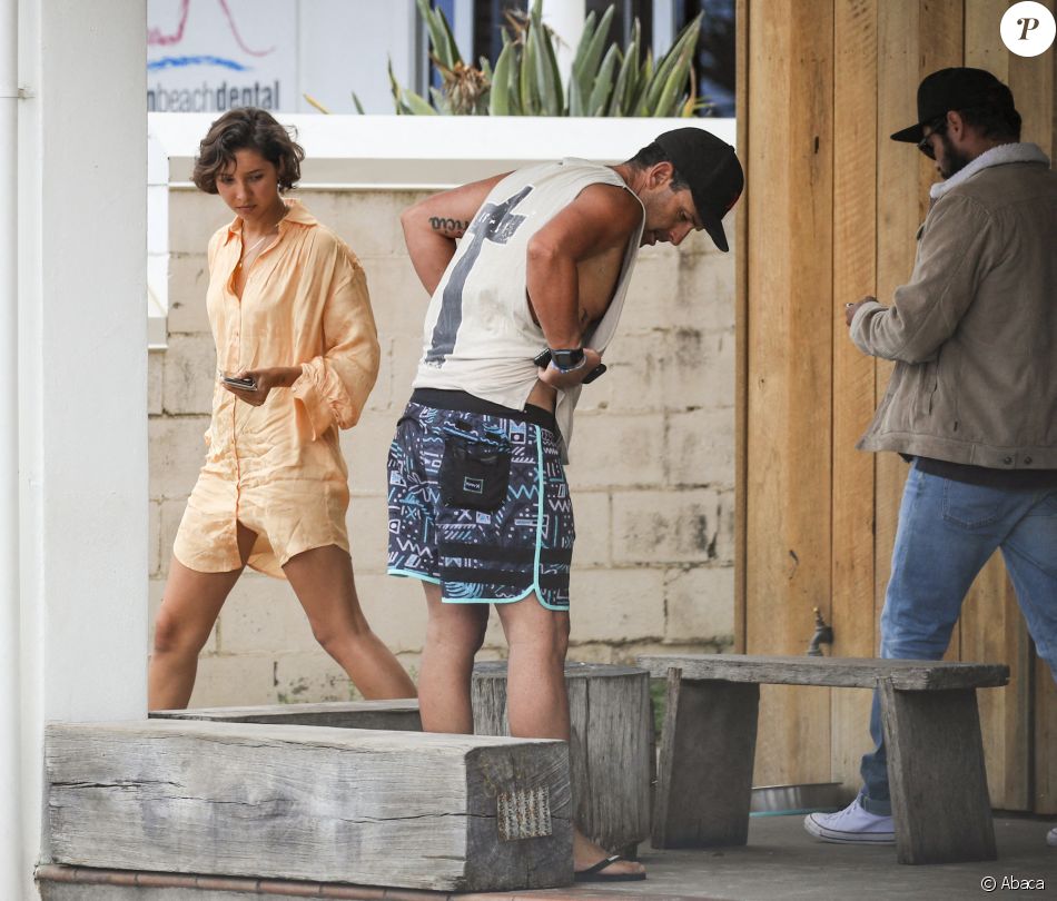 Zac Efron et Vanessa Valladares à Byron Bay, en Australie. Le 22 octobre 2020.