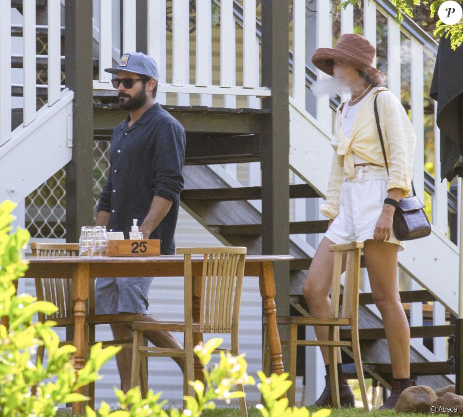 Zac Efron et Vanessa Valladares à Byron Bay, en Australie. Le 8 octobre 2020.