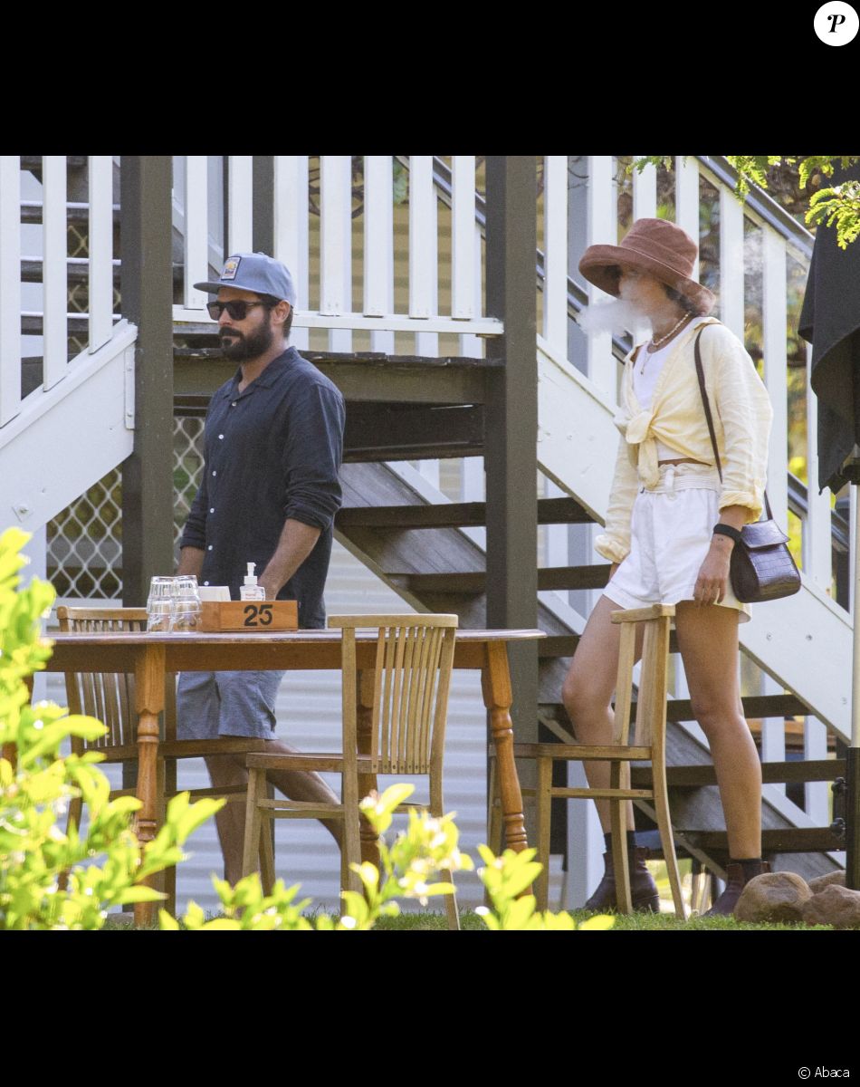 Zac Efron et Vanessa Valladares à Byron Bay, en Australie. Le 8 octobre 2020.