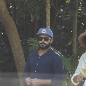 Zac Efron et Vanessa Valladares à Byron Bay, en Australie. Le 8 octobre 2020.