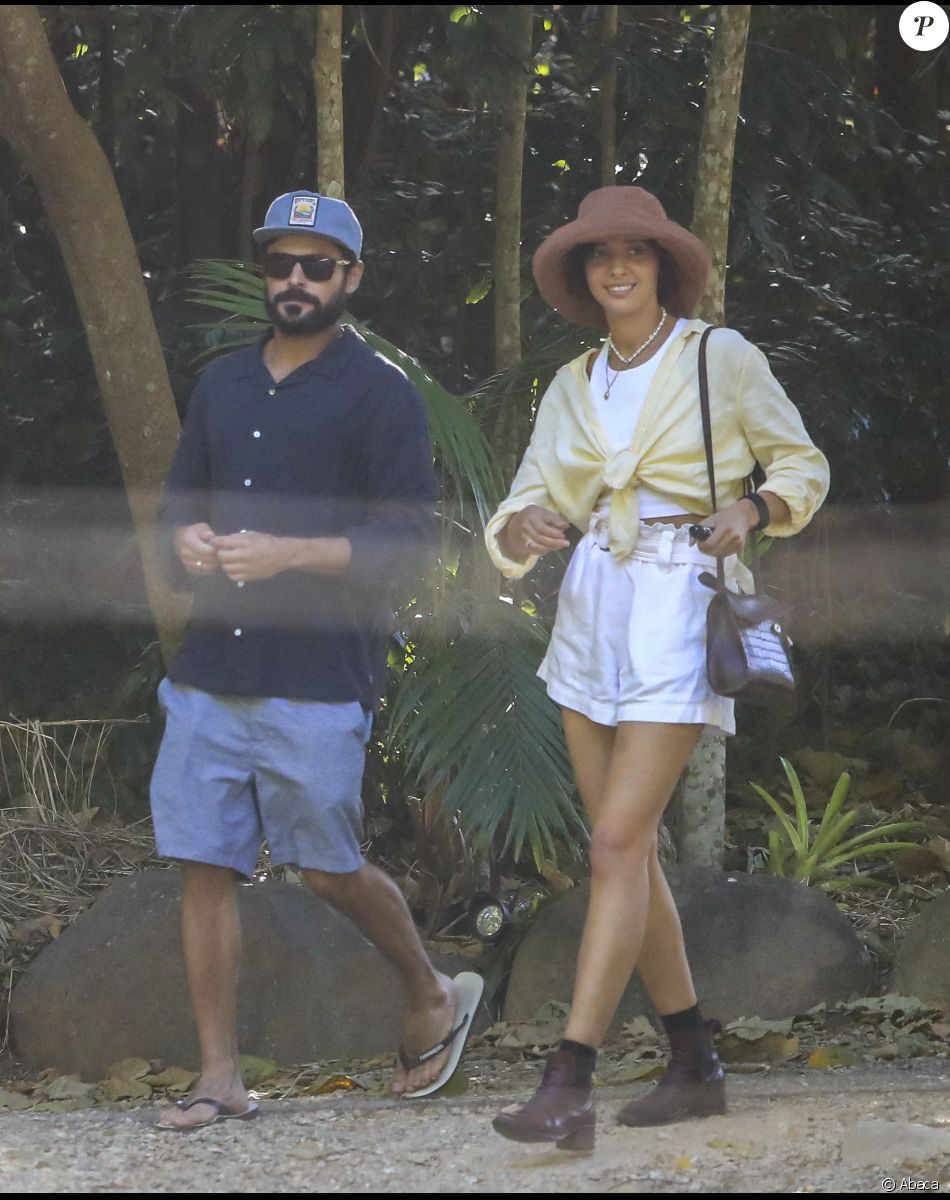 Zac Efron et Vanessa Valladares à Byron Bay, en Australie. Le 8 octobre 2020.