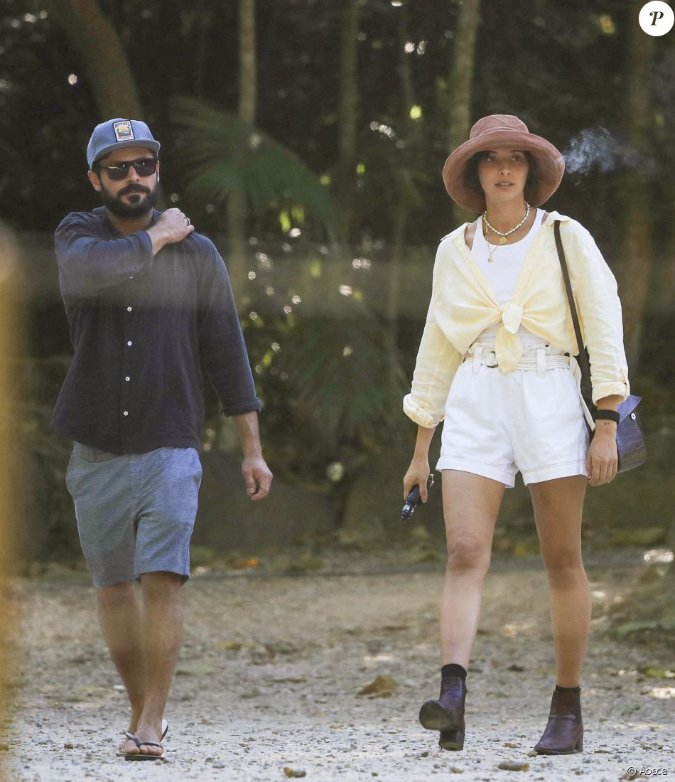 Zac Efron et Vanessa Valladares à Byron Bay, en Australie. Le 8 octobre 2020.