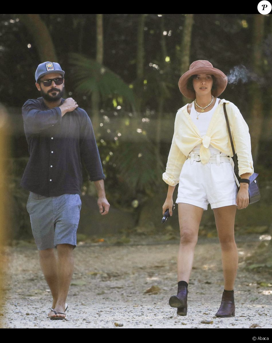 Zac Efron et Vanessa Valladares à Byron Bay, en Australie. Le 8 octobre 2020.