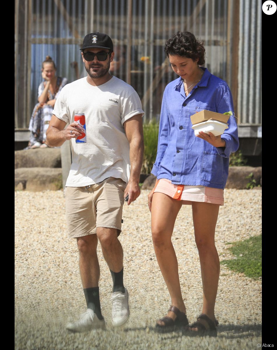 Zac Efron et Vanessa Valladares à Byron Bay, en Australie. Le 4 septembre 2020.