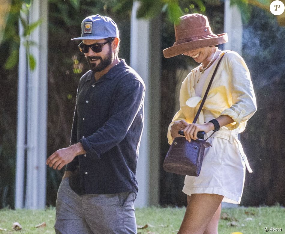 Zac Efron et Vanessa Valladares à Byron Bay, en Australie. Le 8 octobre 2020.