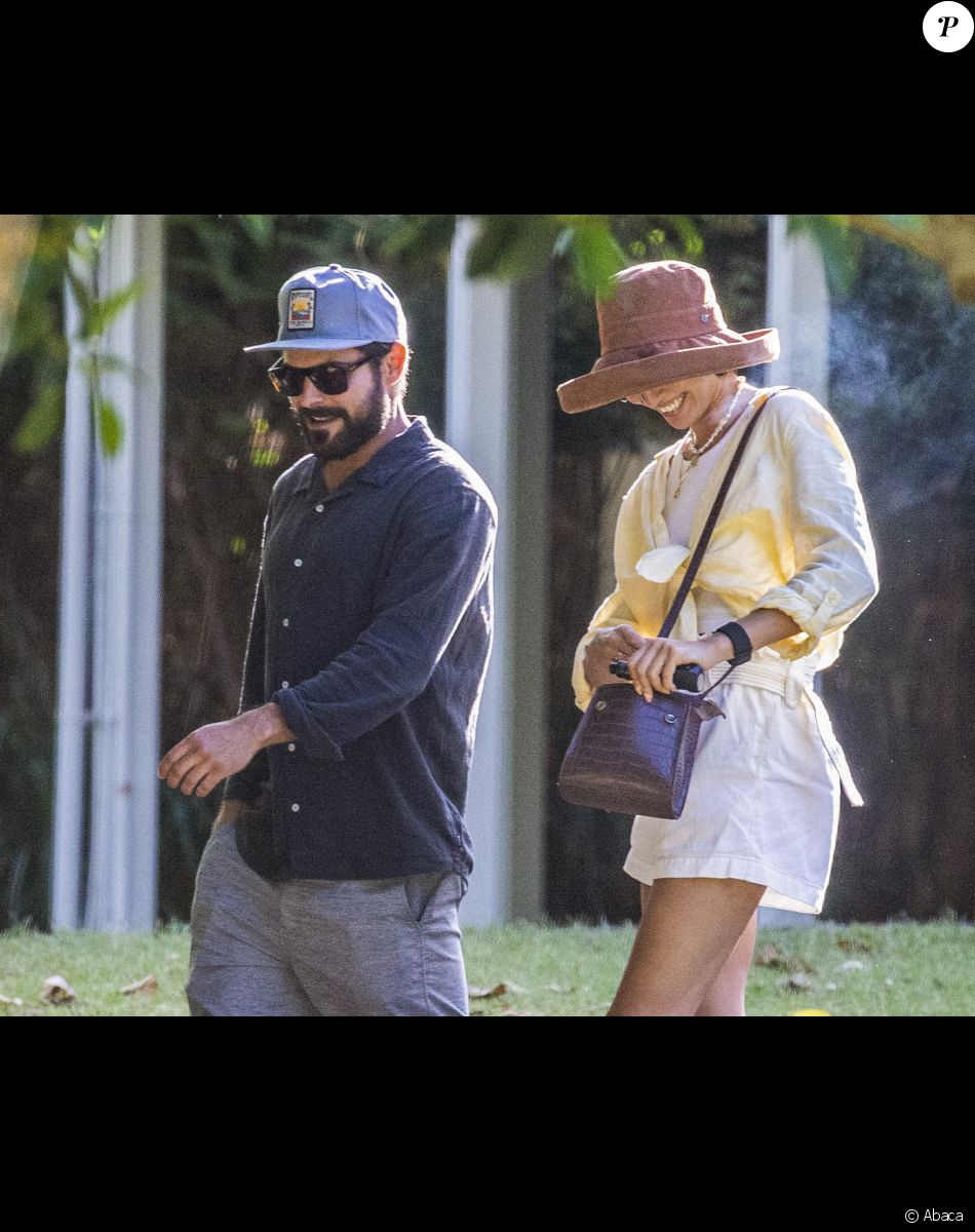 Zac Efron et Vanessa Valladares à Byron Bay, en Australie. Le 8 octobre 2020.