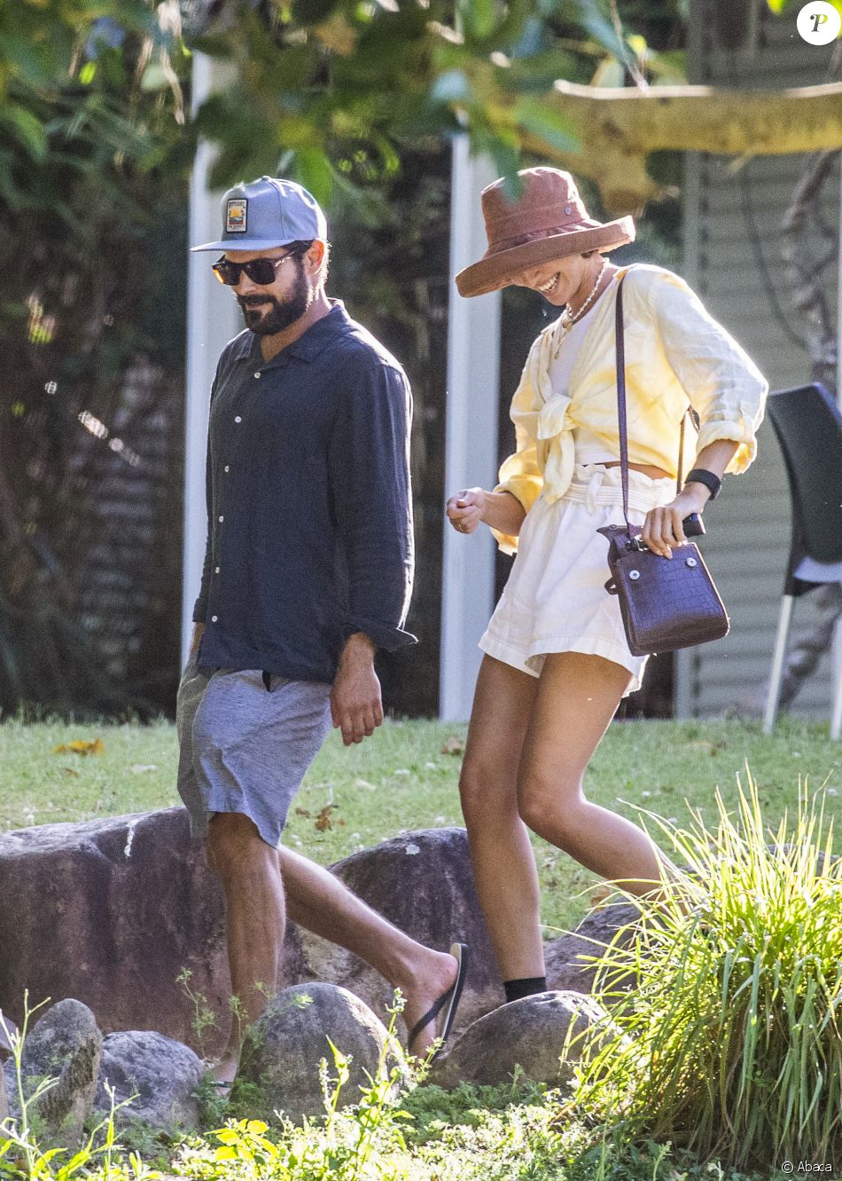 Zac Efron et Vanessa Valladares à Byron Bay, en Australie. Le 8 octobre 2020.