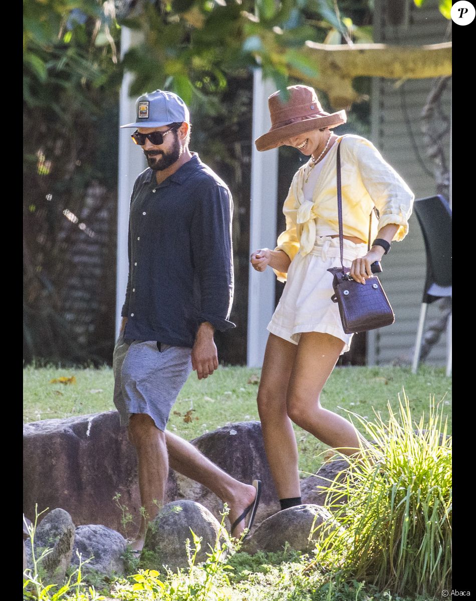 Zac Efron et Vanessa Valladares à Byron Bay, en Australie. Le 8 octobre 2020.