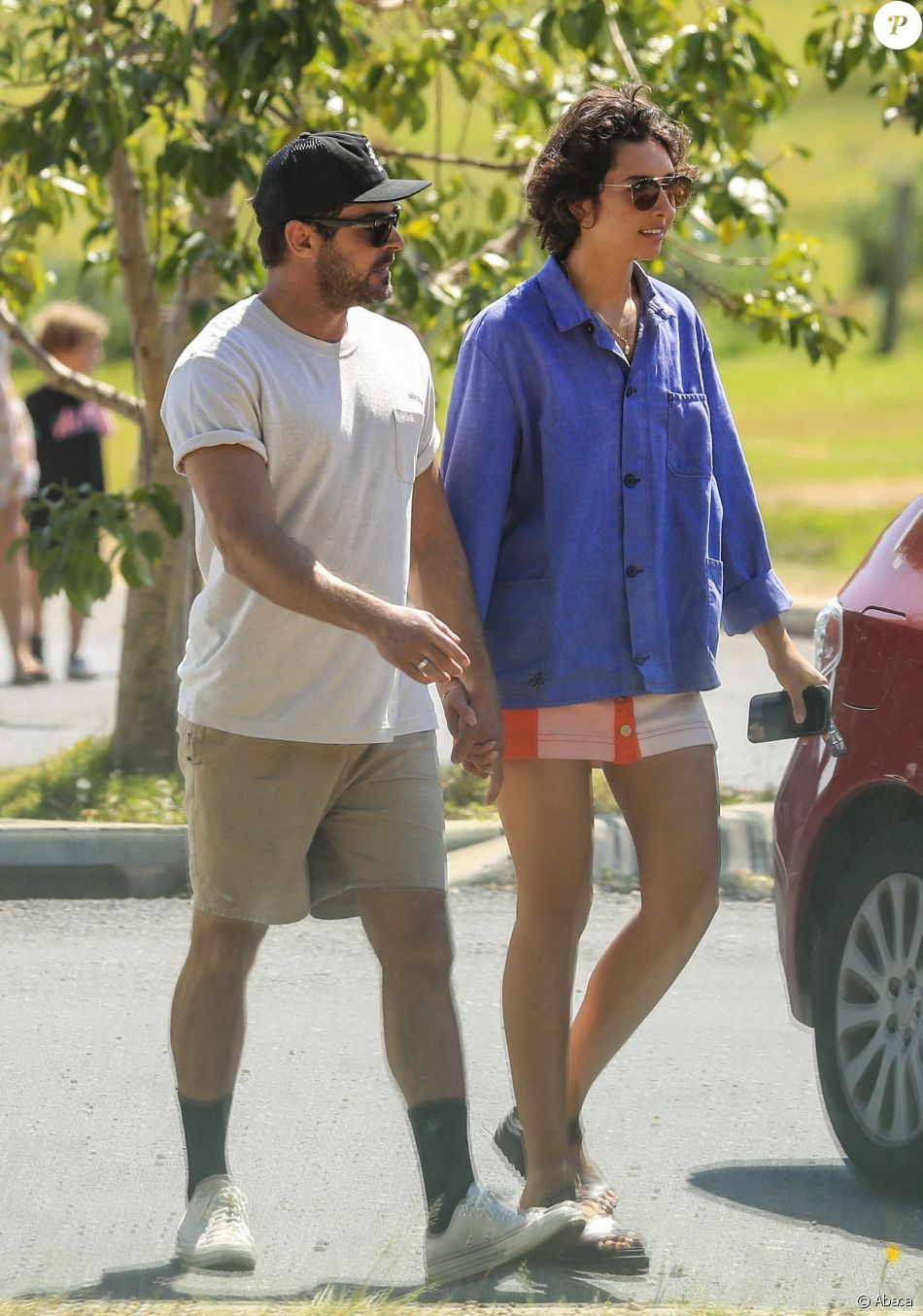 Zac Efron et Vanessa Valladares à Byron Bay, en Australie. Le 4 septembre 2020.