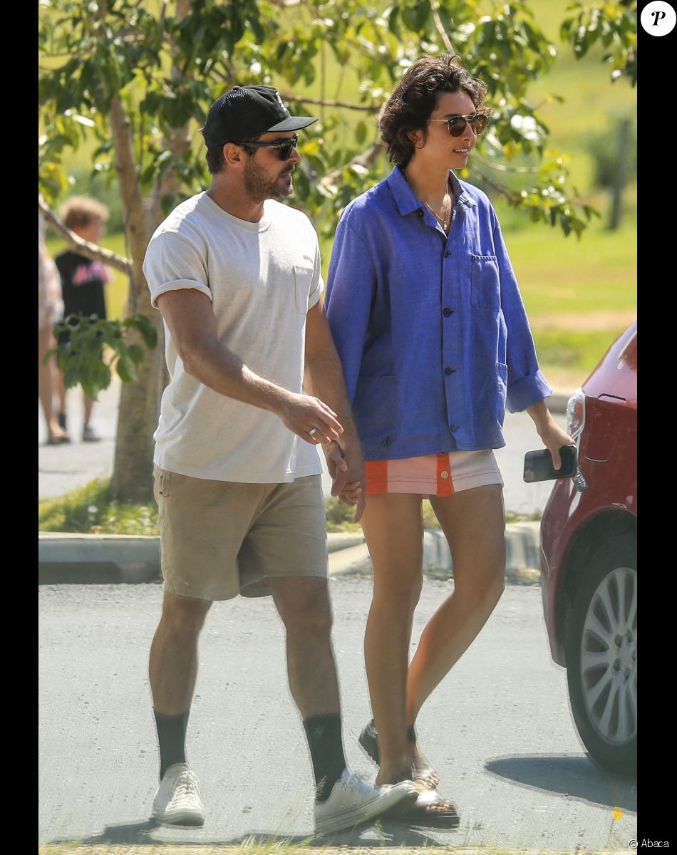 Zac Efron et Vanessa Valladares à Byron Bay, en Australie. Le 4 septembre 2020.