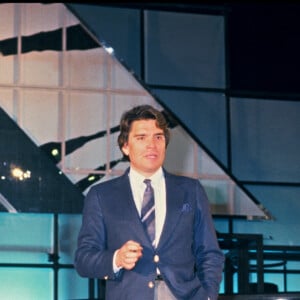 Archives - Bernard Tapie sur le plateau de l'émission "Ambitions" le 25 mars 1986.