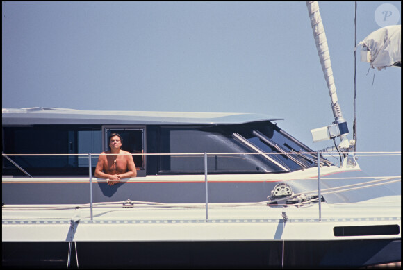 Archives - Bernard Tapie sur son bateau le Phocea à Ibiza, en 1990