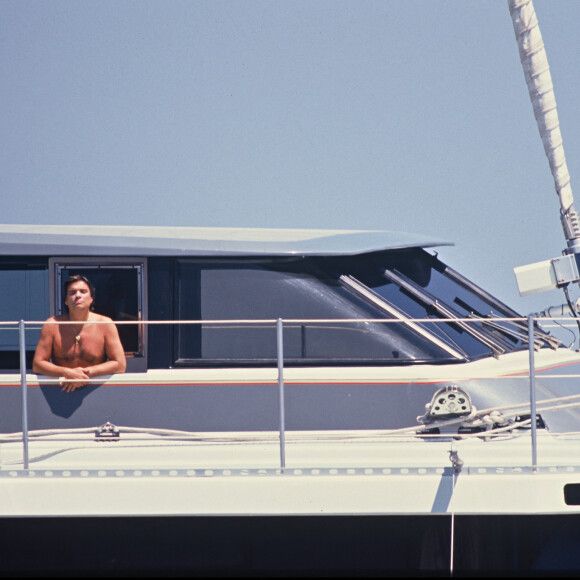 Archives - Bernard Tapie sur son bateau le Phocea à Ibiza, en 1990