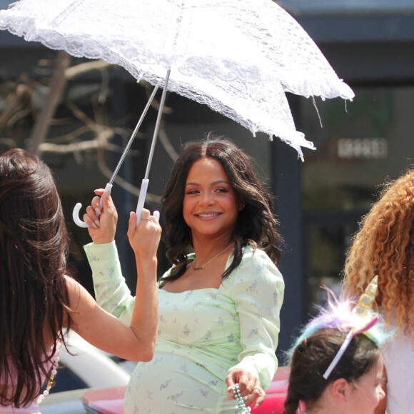 Christina Milian, enceinte, et son compagnon M Pokora font la promotion de la marque "Beignet Box" de Christina sur un char lors d'une parade à Los Angeles, le 10 avril 2021.