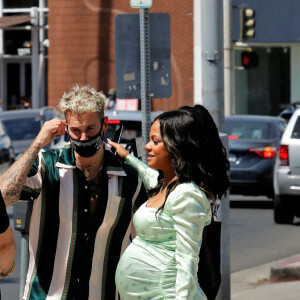 Christina Milian, enceinte, et son compagnon M Pokora font la promotion de la marque "Beignet Box" de Christina sur un char lors d'une parade à Los Angeles, le 10 avril 2021.