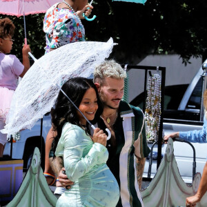 Christina Milian, enceinte, et son compagnon M Pokora font la promotion de la marque "Beignet Box" de Christina sur un char lors d'une parade à Los Angeles, le 10 avril 2021.