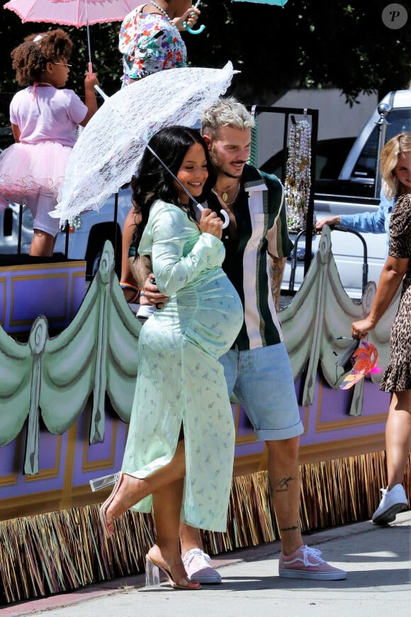 Christina Milian, enceinte, et son compagnon M Pokora font la promotion de la marque "Beignet Box" de Christina sur un char lors d'une parade à Los Angeles, le 10 avril 2021.