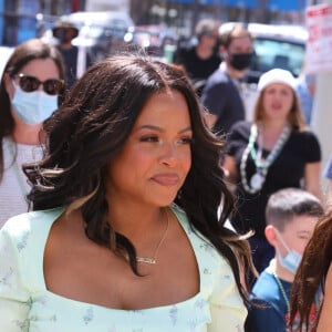 Christina Milian, enceinte,faitla promotion de la marque "Beignet Box" de Christina sur un char lors d'une parade à Los Angeles, le 10 avril 2021.