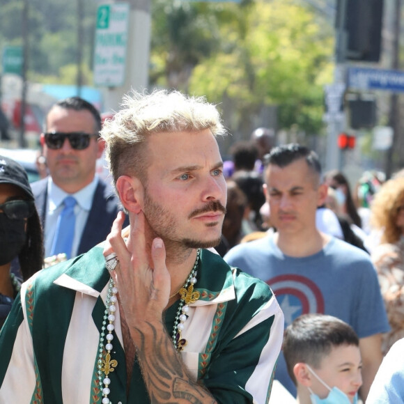 M Pokora fait la promotion de la marque "Beignet Box" de Christina Milian sur un char lors d'une parade à Los Angeles, le 10 avril 2021.