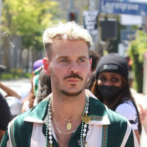 M Pokora fait la promotion de la marque "Beignet Box" de Christina Milian sur un char lors d'une parade à Los Angeles, le 10 avril 2021.