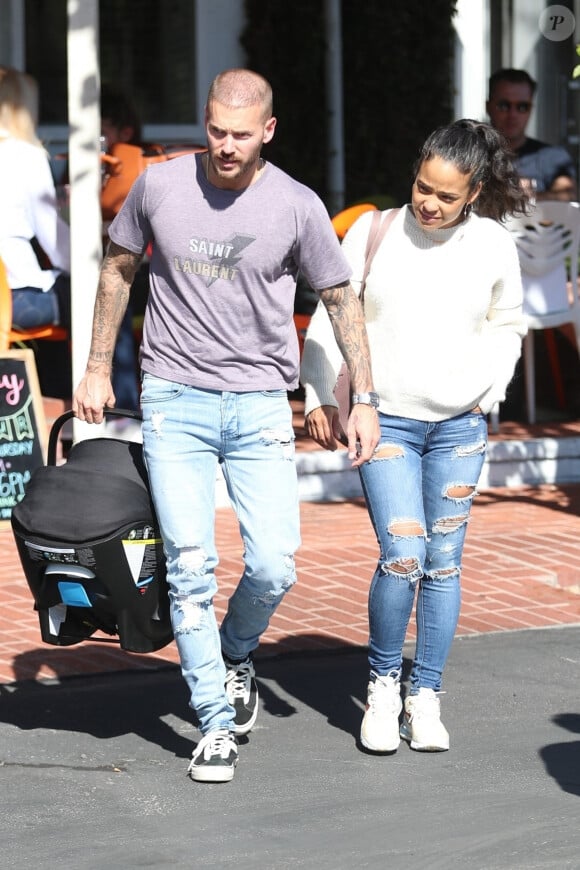 Matt Pokora et sa compagne Christina Milian se baladent avec leur fils Isaiah dans le quartier de West Hollywood à Los Angeles, le 11 février 2020.