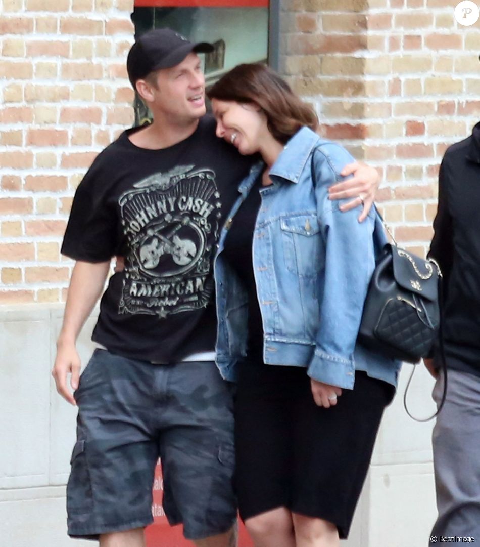 Exclusif - Nick Carter (Backstreet Boys) se balade avec sa femme Lauren Kitt et son fils Odin Reign dans les rues de Barcelone en Espagne. Le 17 mai 2019.