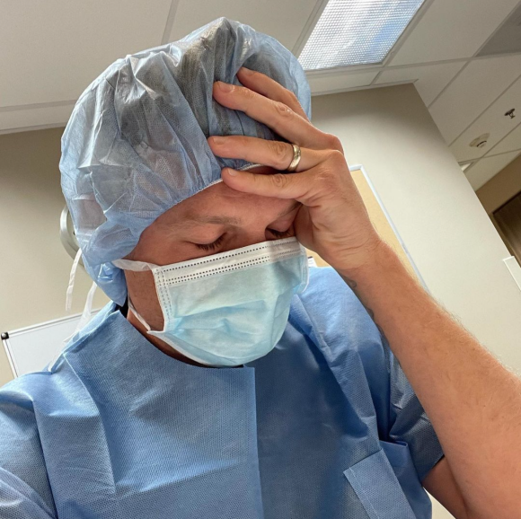 Nick Carter, à l'hôpital pendant l'accouchement de son épouse Lauren Kitt Carter. Avril 2021.