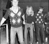 Archives - Yves Rénier, Goldie Hawn et Steven Spielberg sur des patins à roulettes lors d'une soirée à la main jaune.