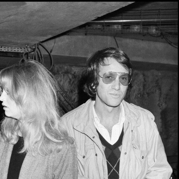 Archives - Yves Rénier et Goldie Hawn lors d'une soirée à la main jaune.