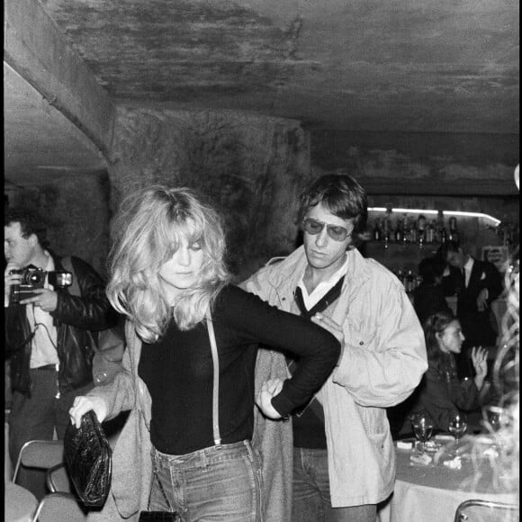 Archives - Yves Rénier et Goldie Hawn lors d'une soirée à la main jaune.