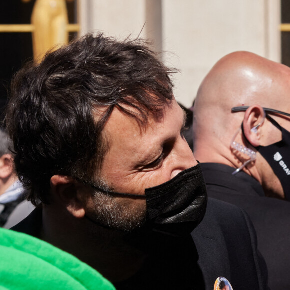 Arthur (Jacques Essebag) et sa compagne Mareva Galanter - Arrivées des people à la manifestation de soutien à la famille de Sarah Halimi sur la place du Trocadéro à Paris le 25 avril 2021. © Cyril Moreau/Bestimage