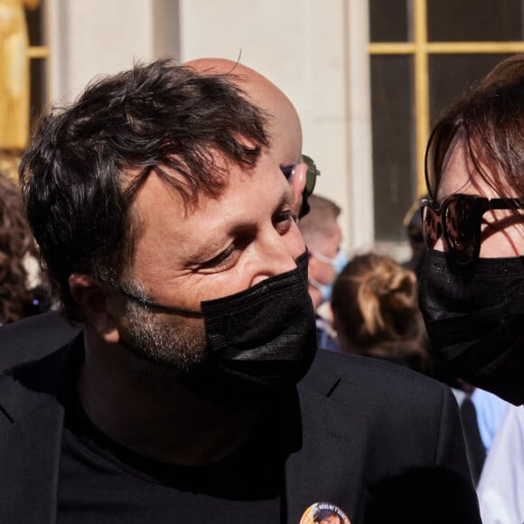 Arthur (Jacques Essebag) et sa compagne Mareva Galanter - Arrivées des people à la manifestation de soutien à la famille de Sarah Halimi sur la place du Trocadéro à Paris le 25 avril 2021. © Cyril Moreau/Bestimage