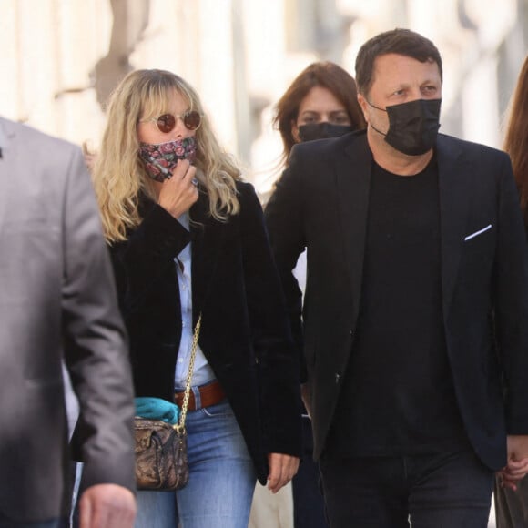 Guest, Arthur (Jacques Essebag) et sa compagne Mareva Galanter, Carla Bruni - Arrivées des people à la manifestation de soutien à la famille de Sarah Halimi sur la place du Trocadéro à Paris le 25 avril 2021. © Cyril Moreau/Bestimage