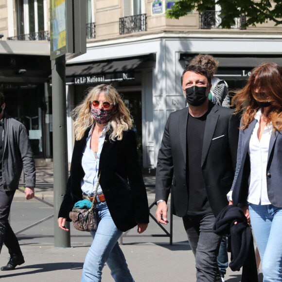 Guest, Arthur (Jacques Essebag) et sa compagne Mareva Galanter, Carla Bruni, Elie Semoun - Arrivées des people à la manifestation de soutien à la famille de Sarah Halimi sur la place du Trocadéro à Paris le 25 avril 2021. © Cyril Moreau/Bestimage