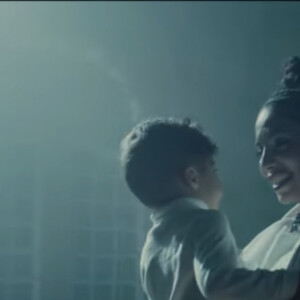 Zaho et son fils Naïm dans le clip de "Ma lune", dévoilé sur Youtube le 26 mars 2021.