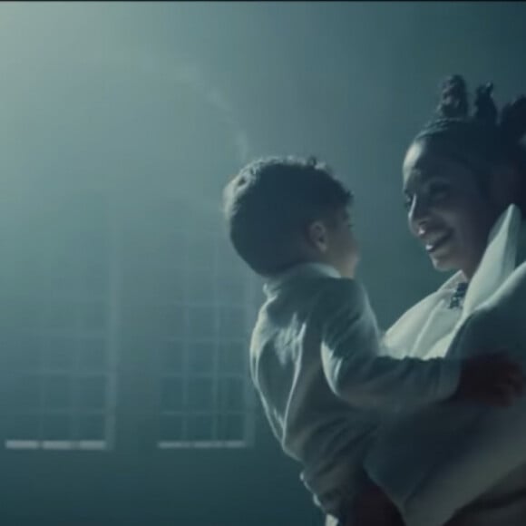 Zaho et son fils Naïm dans le clip de "Ma lune", dévoilé sur Youtube le 26 mars 2021.