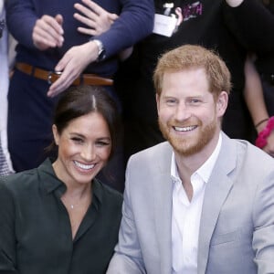 Le prince Harry, duc de Sussex, et Meghan Markle, duchesse de Sussex, rencontrent des membres du Joff, Peacehaven Youth Centre à PeaceHaven dans le Sussex le 3 octobre 2018.