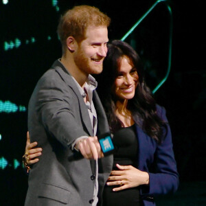 Le prince Harry, duc de Sussex, et Meghan Markle, duchesse de Sussex (enceinte de son fils Archie), lors de l'évènement WE Day au Wembley Arena à Londres.