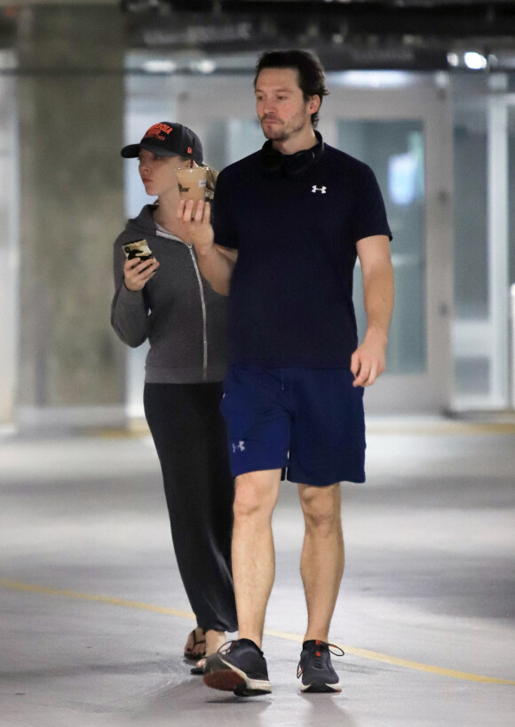 Exclusif - Natalie Dormer et son compagnon David Oakes à la sortie de leur salle de sport à Los Angeles le 4 décembre 2019.