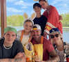 David Beckham, ici photographié avec son épouse Victoria et leurs 4 enfants, a transmis sa passion du tatouage à ses fils Romeo et Brooklyn !