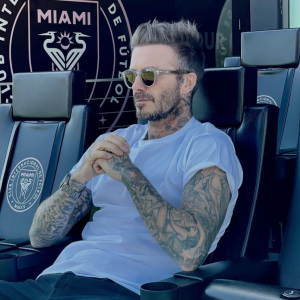 David Beckham commercialise des chaussures, des vêtements, des lunettes et du parfum à son nom, une activité extrêmement lucrative.