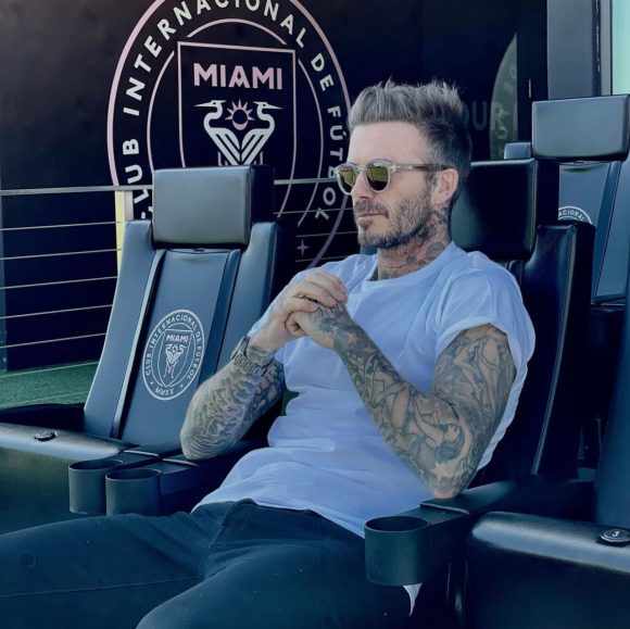 David Beckham commercialise des chaussures, des vêtements, des lunettes et du parfum à son nom, une activité extrêmement lucrative.