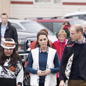 Le prince William et Catherine Kate Middleton, la duchesse de Cambridge (avec sa paire de bottes Penelope Chilvers) assistent à une cérémonie traditionnelle de bienvenue à Bella Bella, dans le cadre de leur voyage officiel au Canada, le 26 septembre 2016.