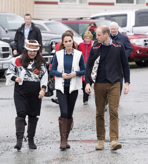 Le prince William et Catherine Kate Middleton, la duchesse de Cambridge (avec sa paire de bottes Penelope Chilvers) assistent à une cérémonie traditionnelle de bienvenue à Bella Bella, dans le cadre de leur voyage officiel au Canada, le 26 septembre 2016.