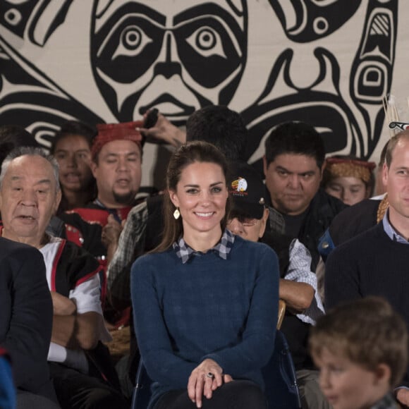 Le prince William et Catherine Kate Middleton, la duchesse de Cambridge (avec sa paire de bottes Penelope Chilvers) assistent à une cérémonie traditionnelle de bienvenue à Bella Bella, dans le cadre de leur voyage officiel au Canada, le 26 septembre 2016.