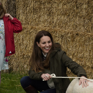 Catherine (Kate) Middleton, duchesse de Cambridge (avec sa paire de bottes Penelope Chilvers), visite la ferme du manoir à Little Stainton, Royaume Uni, le 27 avril 2021.