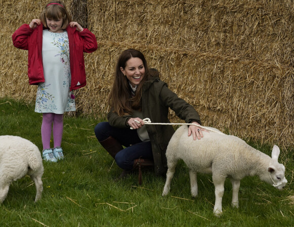 Catherine (Kate) Middleton, duchesse de Cambridge (avec sa paire de bottes Penelope Chilvers), visite la ferme du manoir à Little Stainton, Royaume Uni, le 27 avril 2021.