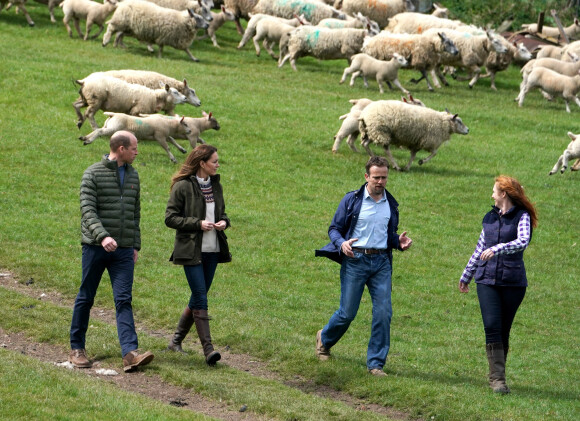 Le prince William, duc de Cambridge, et Catherine (Kate) Middleton, duchesse de Cambridge, visitent la ferme du manoir à Little Stainton, Royaume Uni, le 27 avril 2021.
