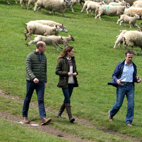 Le prince William, duc de Cambridge, et Catherine (Kate) Middleton, duchesse de Cambridge, visitent la ferme du manoir à Little Stainton, Royaume Uni, le 27 avril 2021.